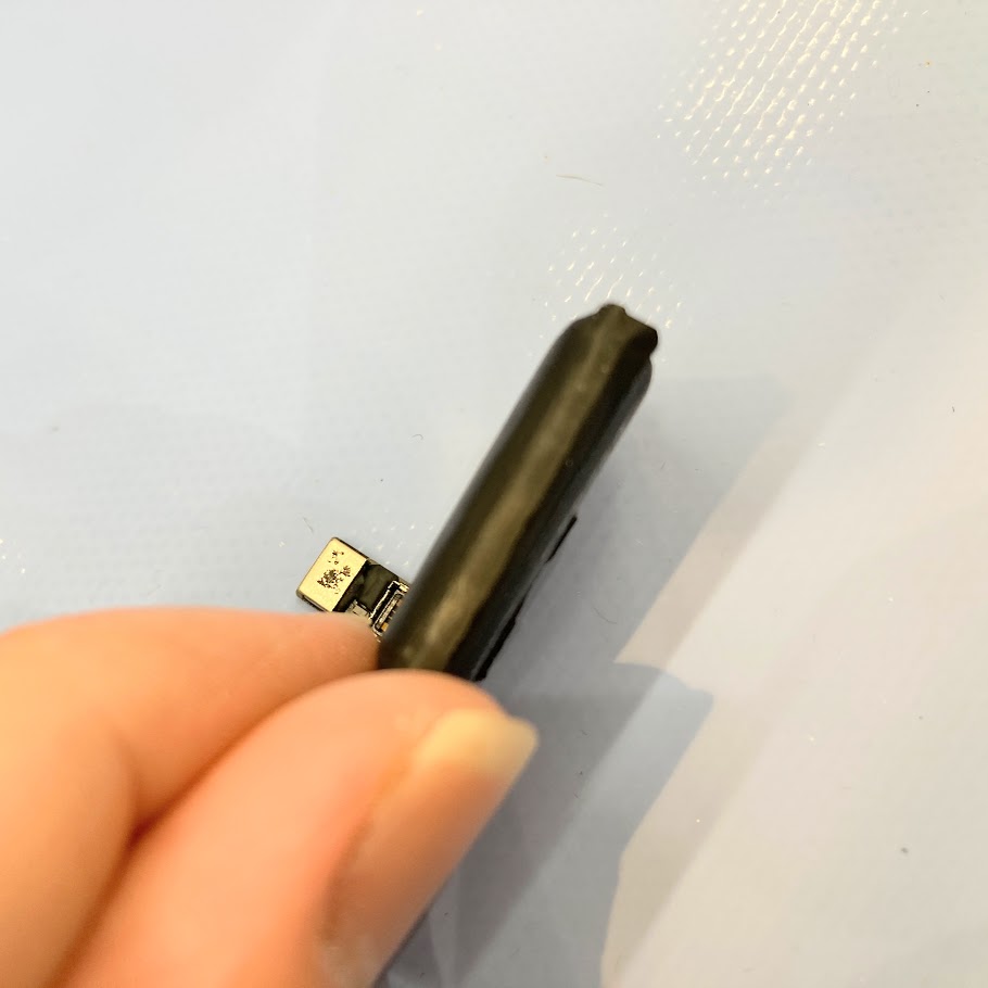 それ、バッテリー膨張の危険サインです！！